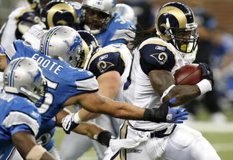 DETROIT , MI - NOVEMBER 01:  Steven Jackson #39 of the St. Louis Rams runs past Larry Foote #55 of the Detroit Lions during a fourth quarter run on November 1, 2009 at Ford Field in Detroit, Michigan. St. Louis won the game 17-10.  (Photo by Gregory Shamus/Getty Images)