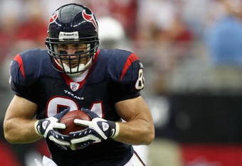 GLENDALE, AZ - OCTOBER 11:  Tight end Owen Daniels #81 of the Houston Texans runs with the ball during the NFL game against the Arizona Cardinals at the Universtity of Phoenix Stadium on October 11, 2009 in Glendale, Arizona. The Cardinals defeated the Texans 28-21.  (Photo by Christian Petersen/Getty Images)