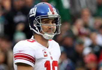 PHILADELPHIA - NOVEMBER 01:  Eli Manning #10 of the New York Giants looks on against the Philadelphia Eagles on November 1, 2009 at Lincoln Financial Field in Philadelphia, Pennsylvania.  (Photo by Jim McIsaac/Getty Images)
