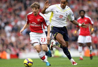 LONDON, ENGLAND - OCTOBER 31:  Andrey Arshavin of Arsenal is challenged by Tom Huddlestone of Tottenham Hotspur during the Barclays Premier League match between Arsenal and Tottenham Hotspur at the Emirates Stadium on October 31, 2009 in London, England.  (Photo by Shaun Botterill/Getty Images)