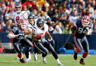 ORCHARD PARK, NY - NOVEMBER 01:  Ryan Moats #21 of the Houston Texans runs ahead of Paul Posluszny #51 and Aaron Schobel #94 of  the Buffalo Bills at Ralph Wilson Stadium on November 1, 2009 in Orchard Park, New York. Houston won 31-10.  (Photo by Rick Stewart/Getty Images)