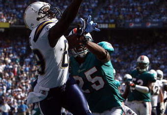 SAN DIEGO, CA - SEPTEMBER 27:  Wide Receiver Chris Chambers #89 goes up to catch the ball against the defense of Cornerback Will Allen #25 of the Miami Dolphins at Qualcomm Stadium on September 27, 2009 in San Diego, California. (Photo by Donald Miralle/Getty Images)