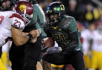 EUGENE, OR - OCTOBER 31: Running back LaMichael James #21 of the Oregon Ducks cuts through a hole in the third quarter of the game against the USC Trojans at Autzen Stadium on October 31, 2009 in Eugene, Oregon. James ran for 183 yards and a score as Oregon defeated USC 47-20. (Photo by Steve Dykes/Getty Images)