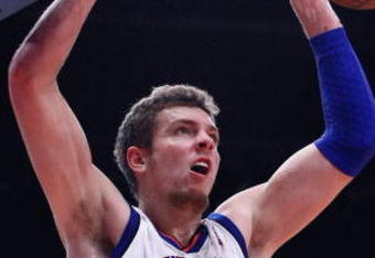 NEW YORK - FEBRUARY 25:  David Lee #42 of the New York Knicks dunks against the Orlando Magic at Madison Square Garden February 25, 2009 in New York City. NOTE TO USER: User expressly acknowledges and agrees that, by downloading and/or using this Photograph, User is consenting to the terms and conditions of the Getty Images License Agreement.  (Photo by Chris McGrath/Getty Images)