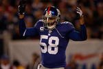 EAST RUTHERFORD, NJ - OCTOBER 25:  Antonio Pierce #58 of the New York Giants gets the crowd going against the Arizona Cardinals on October 25, 2009 at Giants Stadium in East Rutherford, New Jersey.  (Photo by Jared Wickerham/Getty Images)