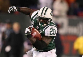 EAST RUTHERFORD, NJ - OCTOBER 18:  Thomas Jones #20 of The New York Jets runs with the ball against The Buffalo Bills defends during their game on October 18, 2009 at Giants Stadium in East Rutherford, New Jersey.  (Photo by Al Bello/Getty Images)