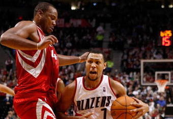 PORTLAND, OR - OCTOBER 27:  Brandon Roy #7 of the Portland Trail Blazers drives against Chuck Hayes #44 of the Houston Rockets during the season opener on October 27, 2009 at the Rose Garden in Portland, Oregon. NOTE TO USER: User expressly acknowledges and agrees that, by downloading and or using this Photograph, user is consenting to the terms and conditions of the Getty Images License Agreement.  (Photo by Jonathan Ferrey/Getty Images)
