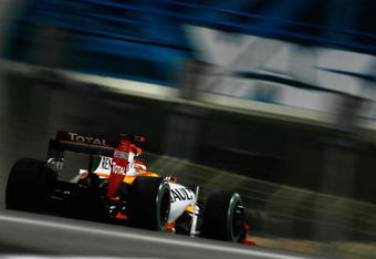 ABU DHABI, UNITED ARAB EMIRATES - NOVEMBER 01:  Fernando Alonso of Spain and Renault drives during the Abu Dhabi Formula One Grand Prix at the Yas Marina Circuit on November 1, 2009 in Abu Dhabi, United Arab Emirates.  (Photo by Paul Gilham/Getty Images)