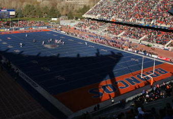 BOISE, ID - NOVEMBER 20:  The Boise State Broncos face the Louisiana Tech Bulldogs at Bronco Stadium on November 20, 2004 in Boise, Idaho. Boise State defeated Louisiana Tech 55-14. (Photo by Jeff Gross/Getty Images)