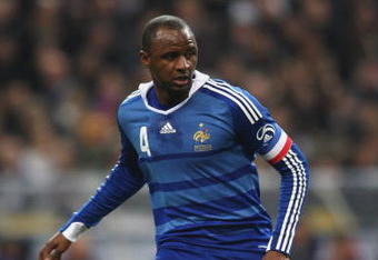 PARIS - NOVEMBER 19:  Patrick Vieira of France passes the ball during the International Friendly between France and Uruguay at the Stade de France on November 19, 2008 in Paris, France.  (Photo by Mark Thompson/Getty Images)