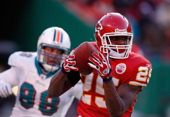 KANSAS CITY, MO - DECEMBER 21:  Jamaal Charles #25 of the Kansas City Chiefs carries the ball during the game against the Miami Dolphins on December 21, 2008 at Arrowhead Stadium in Kansas City, Missouri. (Photo by Jamie Squire/Getty Images)
