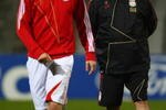 LYON, FRANCE - NOVEMBER 03:  Rafael Benitez (R) the Liverpool manager looks on at Fernando Torres (L) during the Liverpool training session, ahead of the UEFA Champions League group E match against Lyon, at the Stade Gerland on November 3, 2009 in Lyon, France.  (Photo by Michael Steele/Getty Images)