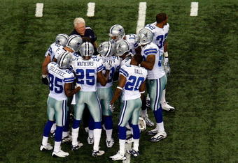 ARLINGTON, TX - NOVEMBER 01:  Head coach Wade Phillips of the Dallas Cowboys with his team at Cowboys Stadium on November 1, 2009 in Arlington, Texas.  (Photo by Ronald Martinez/Getty Images)