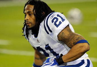 JACKSONVILLE, FL - DECEMBER 18:  Bob Sanders #21 of the Indianapolis Colts stretches prior to the game against the Jacksonville Jaguars at Jacksonville Municipal Stadium on December 18, 2008 in Jacksonville, Florida.  (Photo by Sam Greenwood/Getty Images)