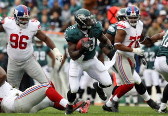 PHILADELPHIA - NOVEMBER 01:  Leonard Weaver #43 of the Philadelphia Eagles runs the ball enroute to a first quarter touchdown against the New York Giants on November 1, 2009 at Lincoln Financial Field in Philadelphia, Pennsylvania.  (Photo by Jim McIsaac/Getty Images)
