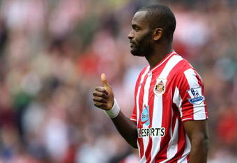 SUNDERLAND, ENGLAND - SEPTEMBER 27:  Darren Bent of Sunderland gives the thumbs up during the Barclays Premier League match between Sunderland and Wolverhampton Wanderers at the Stadium of Light on September 27, 2009 in Sunderland, England.  (Photo by Phil Cole/Getty Images)
