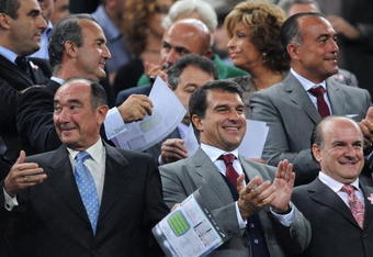 BARCELONA, SPAIN - OCTOBER 25:  FC Barcelona President Joan Laporta (2nd L) applauds as the players enter the pitch during the La Liga match between FC Barcelona and Real Zaragoza at the Camp Nou Stadium on October 25, 2009 in Barcelona, Spain. Barcelona won the match 6-1.  (Photo by Jasper Juinen/Getty Images)