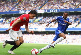 LONDON - SEPTEMBER 21:  Owen Hargreaves of Manchester United takes on Ashley Cole of Chelsea during the Barclays Premier League match between Chelsea and Manchester United at Stamford Bridge on September 21, 2008 in London, England.  (Photo by Mike Hewitt/Getty Images)