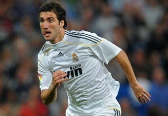 MADRID, SPAIN - OCTOBER 17:  Gonzalo Higuain of Real Madrid runs with the ball during the La Liga match between Real Madrid and Valladolid at Estadio Santiago Bernabeu on October 17, 2009 in Madrid, Spain. Real Madrid won the match 4-2.  (Photo by Jasper Juinen/Getty Images)
