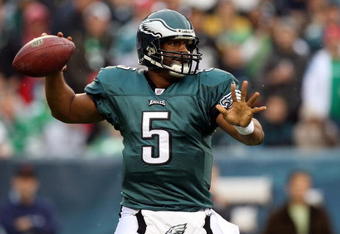 PHILADELPHIA - NOVEMBER 01:  Donovan McNabb #5 of the Philadelphia Eagles throws a pass against the New York Giants on November 1, 2009 at Lincoln Financial Field in Philadelphia, Pennsylvania. The Eagles defeated the Giants 40-17.  (Photo by Jim McIsaac/Getty Images)