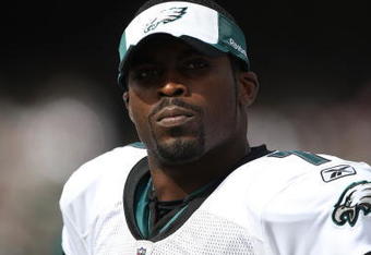 OAKLAND, CA - OCTOBER 18:  Michael Vick #7 of the Philadelphia Eagles looks on against the Oakland Raiders during an NFL game at the Oakland-Alameda County Coliseum on October 18, 2009 in Oakland, California. California.  (Photo by Jed Jacobsohn/Getty Images)