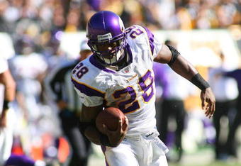 PITTSBURGH - OCTOBER 25:  Running back Adrian Peterson #28 of the Minnesota Vikings runs with the ball for yardage during the NFL game against the Pittsburgh Steelers at Heinz Field on October 25, 2009 in Pittsburgh, Pennsylvania. The Steelers defeated the Vikings 27-17. (Photo by Rick Stewart/Getty Images)