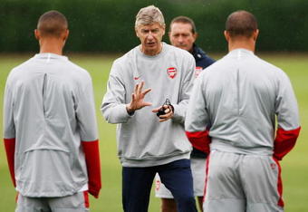 LONDON COLNEY, ENGLAND - AUGUST 25:  Arsenal manager, Arsene Wenger talks to his players during an Arsenal Training Session at London Colney on August 25, 2009 in London Colney, England.  (Photo by Paul Gilham/Getty Images)