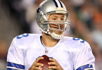 PHILADELPHIA - NOVEMBER 08:  Tony Romo #9 of the Dallas Cowboys drops back to pass against the Philadelphia Eagles at Lincoln Financial Field on November 8, 2009 in Philadelphia, Pennsylvania.  (Photo by Al Bello/Getty Images)