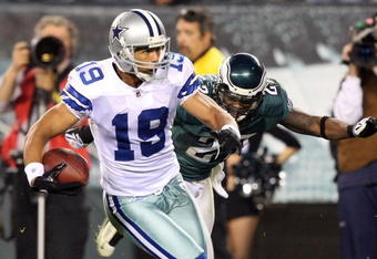 PHILADELPHIA - NOVEMBER 08:  Miles Austin #19 of the Dallas Cowboys scores on a 49-yard touchdown reception in the fourth quarter against Quintin Mikell #27 of the Philadelphia Eagles at Lincoln Financial Field on November 8, 2009 in Philadelphia, Pennsylvania.  (Photo by Al Bello/Getty Images)
