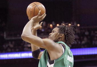CHARLOTTE, NC - MARCH 16:  Chris Bosh #4 of the Toronto Raptors makes a jumpshot against the Charlotte Bobcats during their game at Time Warner Cable Arena on March 16, 2009 in Charlotte, North Carolina.  NOTE TO USER: User expressly acknowledges and agrees that, by downloading and/or using this Photograph, user is consenting to the terms and conditions of the Getty Images License Agreement. (Photo by: Streeter Lecka/Getty Images)