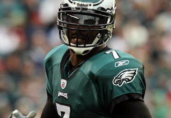 PHILADELPHIA - NOVEMBER 01:  Michael Vick #7 of the Philadelphia Eagles runs the ball for a first down in the first half against the New York Giants on November 1, 2009 at Lincoln Financial Field in Philadelphia, Pennsylvania.  (Photo by Jim McIsaac/Getty Images)