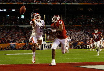 MIAMI - JANUARY 08:  Louis Murphy #9 of the Florida Gators can't make a play on a ball thrown to the endzone against Lendy Holmes #11 of the Oklahoma Sooners against the Florida Gators during the FedEx BCS National Championship game at Dolphin Stadium on January 8, 2009 in Miami, Florida. Florida won 24-14. (Photo by Doug Benc/Getty Images)