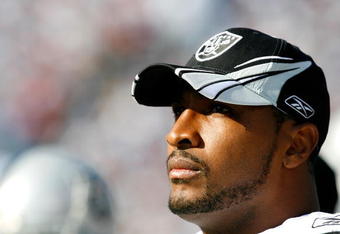 NASHVILLE, TN - OCTOBER 28:  Quarterback Daunte Culpepper #8 of the Oakland Raiders watches the defense during the second half against the Tennessee Titans at LP Field October 28, 2007 in Nashville, Tennessee.  Tennessee defeated Oakland 13-9.  (Photo by Kevin C. Cox/Getty Images)