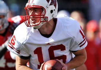 COLUMBUS, OH - OCTOBER 10:  Quarterback Scott Tolzien #16 of the Wisconsin Badgers hands off the ball against the Ohio State Buckeyes at Ohio Stadium on October 10, 2009 in Columbus, Ohio.  (Photo by Jamie Sabau/Getty Images)