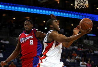 OAKLAND, CA - NOVEMBER 06:  Kelenna Azubuike #7 of the Golden State Warriors drives past DeAndre Jordan #9 of the Los Angeles Clippers at Oracle Arena on November 6, 2009 in Oakland, California.  NOTE TO USER: User expressly acknowledges and agrees that, by downloading and/or using this Photograph, User is consenting to the terms and conditions of the Getty Images License Agreement.  (Photo by Ezra Shaw/Getty Images)