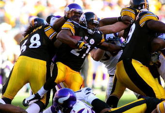 PITTSBURGH - OCTOBER 25:  Mewelde Moore #21 of the Pittsburgh Steelers runs with the ball during the NFL game against the Minnesota Vikings at Heinz Field on October 25, 2009 in Pittsburgh, Pennsylvania. The Steelers defeated the Vikings 27-17. (Photo by Rick Stewart/Getty Images)