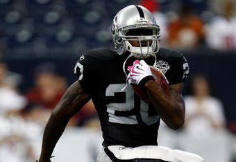HOUSTON - OCTOBER 04:  Running back Darren McFadden #20 of the Oakland Raiders at Reliant Stadium on October 4, 2009 in Houston, Texas.  (Photo by Ronald Martinez/Getty Images)