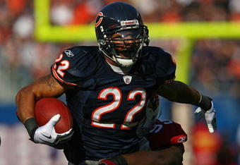 CHICAGO - NOVEMBER 08: Matt Forte #22 of the Chicago Bears breaks away from Calais Campbell #93 of the Arizona Cardinals at Soldier Field on November 8, 2009 in Chicago, Illinois. (Photo by Jonathan Daniel/Getty Images)