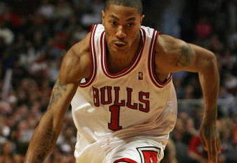 CHICAGO - OCTOBER 29: Derrick Rose #1 of the Chicago Bulls brings the ball upcourtagainst the San Antonio Spurs at the United Center on October 29, 2009 in Chicago, Illinois. The Bulls defeated the Spurs 92-85. (Photo by Jonathan Daniel/Getty Images)