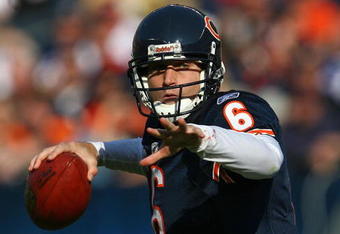 CHICAGO - NOVEMBER 08: Jay Cutler #6 of the Chicago Bears throws a pass against the Arizona Cardinals at Soldier Field on November 8, 2009 in Chicago, Illinois. The Cardinals defeated the Bears 41-21. (Photo by Jonathan Daniel/Getty Images)