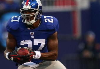 EAST RUTHERFORD, NJ - NOVEMBER 08: Brandon Jacobs #27 of the New York Giantsmakes a break against the San Diego Chargers on November 8, 2009 at Giants Stadium in East Rutherford, New Jersey.  (Photo by Chris McGrath/Getty Images)