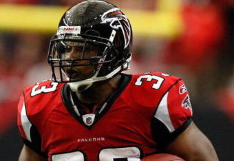 ATLANTA - NOVEMBER 08:  Michael Turner #33 of the Atlanta Falcons against the Washington Redskins at Georgia Dome on November 8, 2009 in Atlanta, Georgia.  (Photo by Kevin C. Cox/Getty Images)
