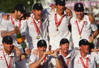 LONDON - AUGUST 23:  Andrew Strauss of England lifts the Ashes urn as team mates celebrate victory during day four of the npower 5th Ashes Test Match between England and Australia at The Brit Oval on August 23, 2009 in London, England.  (Photo by Tom Shaw/Getty Images)