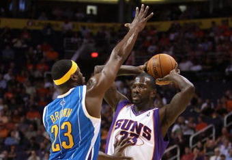 PHOENIX - NOVEMBER 11:  Jason Richardson #23 of the Phoenix Suns looks to pass under pressure from Devin Brown #23 of the New Orleans Hornets during the NBA game at US Airways Center on November 11, 2009 in Phoenix, Arizona. The Suns defeated the Hornets 124-104.  NOTE TO USER: User expressly acknowledges and agrees that, by downloading and or using this photograph, User is consenting to the terms and conditions of the Getty Images License Agreement.  (Photo by Christian Petersen/Getty Images)