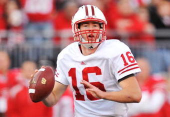 COLUMBUS, OH - OCTOBER 10:  Quarterback Scott Tolzien #16 of the Wisconsin Badgers runs with the ball against the Ohio State Buckeyes at Ohio Stadium on October 10, 2009 in Columbus, Ohio.  (Photo by Jamie Sabau/Getty Images)