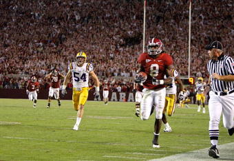 TUSCALOOSA, AL - NOVEMBER 07:  Julio Jones #8 of the Alabama Crimson Tide rushes upfield for a 73 yard touchdown against the Louisiana State University Tigers at Bryant-Denny Stadium on November 7, 2009 in Tuscaloosa, Alabama.  (Photo by Kevin C. Cox/Getty Images)