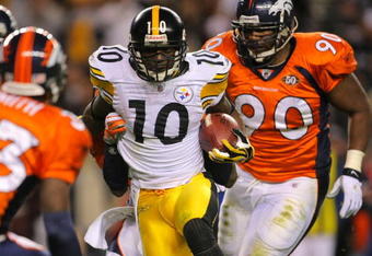DENVER - NOVEMBER 09: Santonio Holmes #10 of the Pittsburgh Steelers runs with the ball against  Alphonso Smith #33 and Travis Kirschke #90 of the Denver Broncos at Invesco Field at Mile High on November 09, 2009 in Denver, Colorado. (Photo by Doug Pensinger/Getty Images)