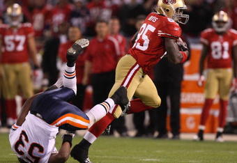 SAN FRANCISCO - NOVEMBER 12:  Vernon Davis #85 of the San Francisco 49ers runs after a catch as Nick Roach #53 of the Chicago Bears defends during an NFL game at Candlestick Park on November 12, 2009 in San Francisco, California.  (Photo by Jed Jacobsohn/Getty Images)