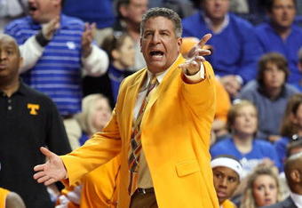 LEXINGTON, KY - FEBRUARY 21:  Bruce Pearl the Head Coach of the Tennessee Volunteers gives instructions to his team during the SEC game against the Kentucky Wildcats at Rupp Arena on February 21, 2009 in Lexington, Kentucky.  (Photo by Andy Lyons/Getty Images)