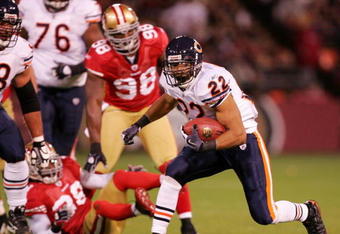 SAN FRANCISCO - NOVEMBER 12:  Running back Matt Forte #22 of the Chicago Bears runs the ball against the San Francisco 49ers at Candlestick Park on November 12, 2009 in San Francisco, California.  (Photo by Ezra Shaw/Getty Images)